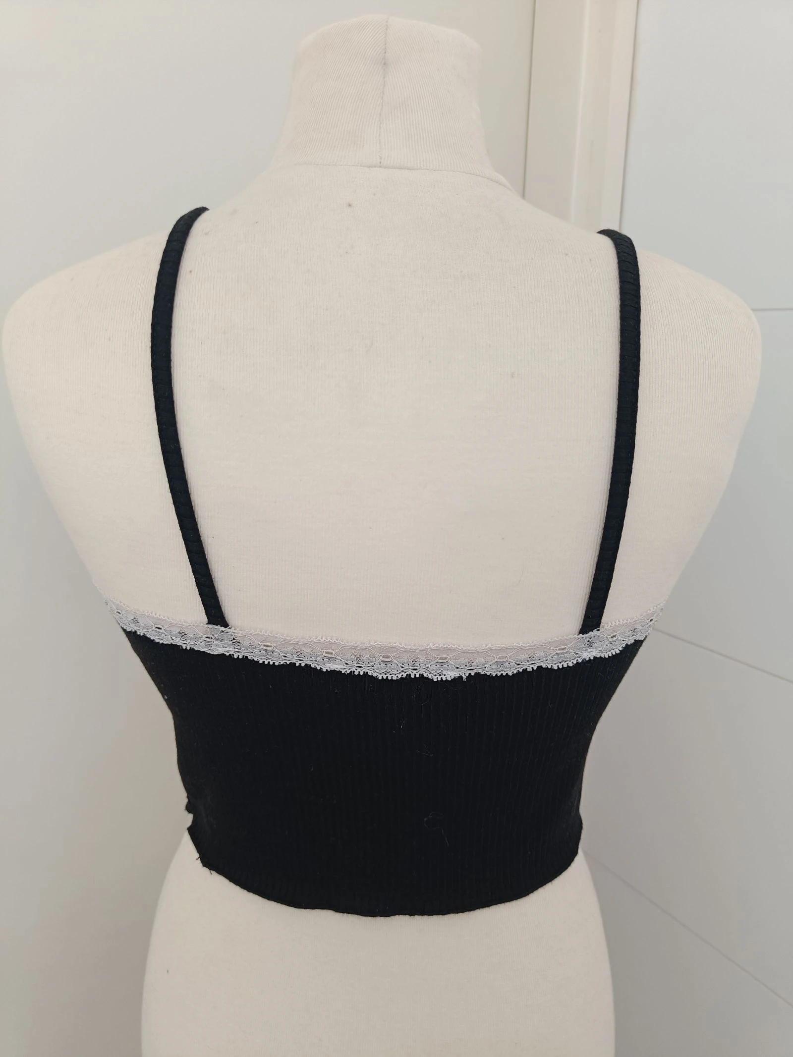 Haut noir avec dentelle blanche, taille S – photo 2